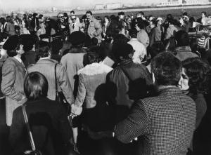 Sesto San Giovanni - Parco Nord, settore Est - Inaugurazione rimboschimento (1980) - Studenti e cittadini durante i discorsi di inaugurazione - Bambini - Musicisti della banda - Oratori al microfono - Automobile con altoparlanti