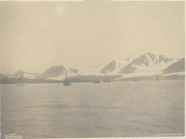 Isola di Spitsbergen - Paesaggio - Fiordo - Mare - Montagne con ghiacciai - Navi