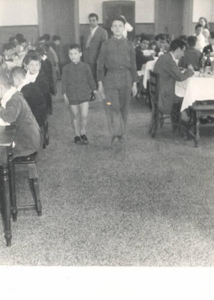 Istituto dei Ciechi di Milano - Refettorio maschile - Allievi seduti intorno ai tavoli consumano il pasto