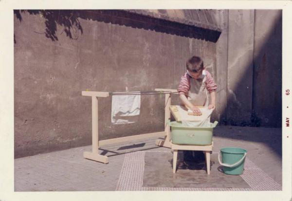Istituto dei Ciechi di Milano - Scuola materna - Cortile - Gioco didattico - Lavoro domestico - Bambino mentre fa il bucato