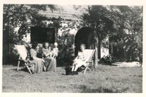 Ritratto di famiglia - Tre donne sedute su sedie a sdraio nel giardino di una villa - Cesarito in braccio a una delle tre signore