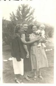 Ritratto di gruppo - Tre donne con bambino piccolo in braccio