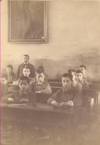 Istituto dei Ciechi di Milano - Scuola - Classe 2° maschile - Interno di aula - Lezione - Allievi seduti dietro i banchi - Maestro - Quadro appeso alla parete