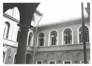 Istituto dei Ciechi di Milano - Edificio - Via Vivaio - Cortile - Danni provocati dai bombardamenti della seconda guerra mondiale - Vetrate rotte