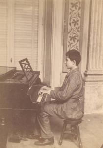 Istituto dei Ciechi di Milano - Scuola musicale - Interno di aula - Allievo suona il pianoforte