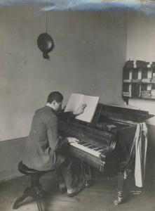 Istituto dei Ciechi di Milano - Scuola musicale - Interno - Allievo suona il pianoforte con l'ausilio di uno spartito in rilievo