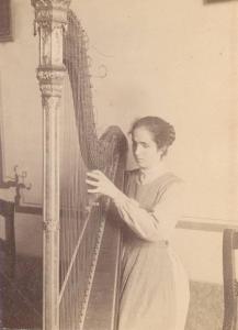 Istituto dei Ciechi di Milano - Scuola musicale - Interno - Allieva suona l'arpa