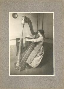 Istituto dei Ciechi di Milano - Scuola musicale - Palmira Vaghi, allieva dell'Istituto, suona l'arpa