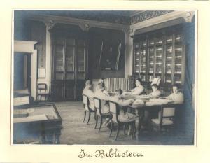 Istituto dei Ciechi di Milano - Biblioteca - Interno - Studenti leggono in Braille seduti intorno a un tavolo - Librerie - Quadro appeso alle pareti