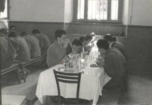 Istituto dei Ciechi di Milano - Refettorio maschile - Giovani seduti intorno ai tavoli consumano il pasto