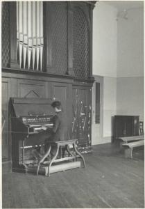 Istituto dei Ciechi di Milano - Scuola musicale - Salone per lo studio dell'organo - Interno - Allievo suona l'organo
