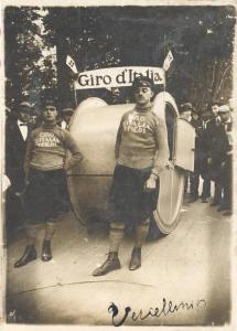 Giro d'Italia a piedi - Ritratto di coppia - Giovanni Vercellini e il suo socio Alfredo Vecchi all'arrivo