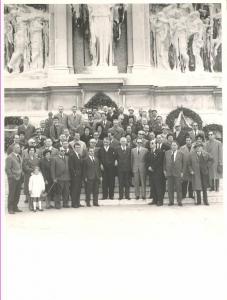 Ritratto di gruppo - Membri del Consiglio Nazionale dell'Unione Italiana Ciechi davanti al Milite Ignoto