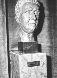 Unione Italiana Ciechi - Interno - Presentazione del busto commemorativo di Paolo Bentivoglio eseguito dallo scultore cieco Filippo Massaro - Primo piano della scultura