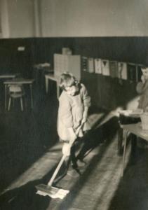 Istituto dei Ciechi di Milano - Scuola materna - Interno - Aula - Gioco didattico - Bambina lava il pavimento - Grembiule