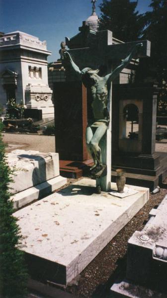 Cimitero Maggiore - Riparto II, n. 256 - Sepoltura Maroni - Tomba con scultura Cristo crocifisso