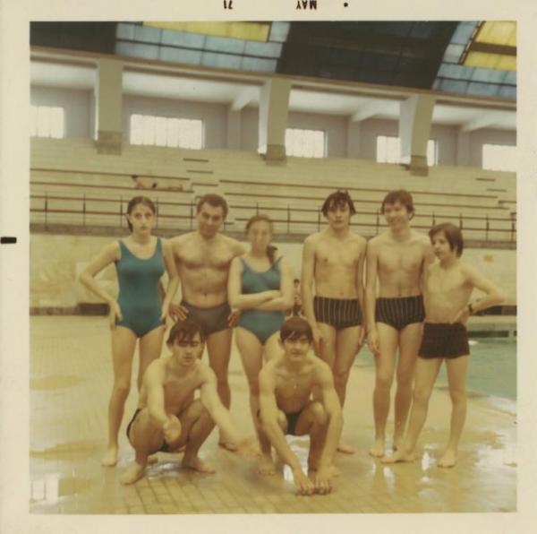 Piscina Roberto Cozzi - Interno - Foto di gruppo - Allievi della scuola media dell'Istituto dei Ciechi di Milano in piscina