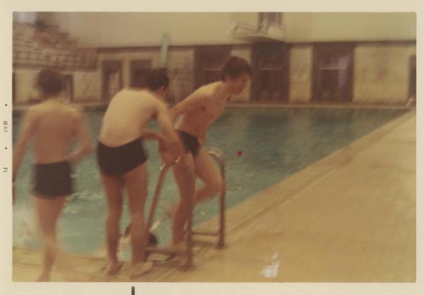 Piscina Roberto Cozzi - Interno - Esercitazioni di nuoto - Allievi della scuola media dell'Istituto dei Ciechi di Milano escono dall'acqua