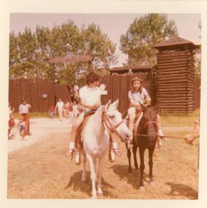 Colonia estiva degli allievi della scuola elementare dell'Istituto dei Ciechi di Milano - Visita al parco attrezzato "Fort Apache" - Ingresso - Bambini a cavallo