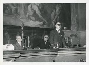 Convegno dell'Unione Italiana Ciechi - Interno - Tavolo della presidenza con relatori - Oratore cieco al microfono