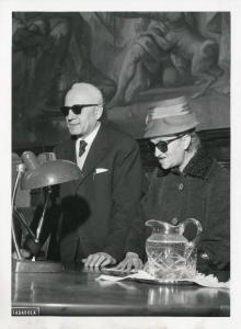 Convegno dell'Unione Italiana Ciechi - Interno - Palco - Oratore cieco al microfono, alla sua destra Eugenia Corno