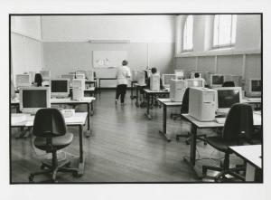 Istituto dei Ciechi di Milano - Aula informatica - Interno - Corso di computer per non vedenti - Panoramica sull'aula: tavoli con computer