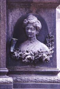 Cimitero Maggiore - Riparto XIII, n. 126-128 - Sepoltura Beltrame - Medaglione in bronzo - Ritratto di Anna Maria Beltrame