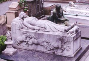 Cimitero Maggiore - Riparto X, n. 15-15 A - Sepoltura Wanda Mantovani - Monumento sepolcrale - Sarcofago in marmo con rappresentata la figura del defunto sul letto di morte