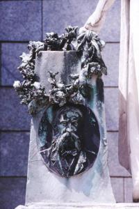 Cimitero Maggiore - Necropoli, 141 - Sepoltura Vincenzo Burocco - Monumento sepolcrale - Particolare - cippo con il ritratto in bronzo di Vincenzo Burocco e corona della Riconoscenza