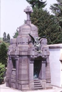 Cimitero Maggiore - Necropoli, 89 - Sepoltura Bertarelli - Edicola funeraria con copia di scultura in bronzo opera di Pasquale Miglioretti