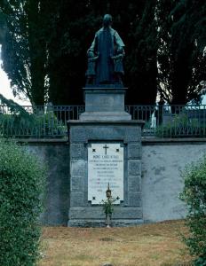 Cimitero - Sepoltura Luigi Vitali - Monumento funebre - Scultura che raffigura Luigi Vitali con due bambini ciechi - Lapide con iscrizione
