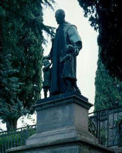 Cimitero - Sepoltura Luigi Vitali - Monumento funebre - Scultura che raffigura Luigi Vitali con due bambini ciechi