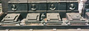 Cimitero Maggiore - Riparto XII, n. 99 - Sepoltura Modulare Regalia Tirelli - Medaglioni in bronzo - Tombe con lapide