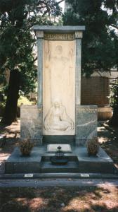 Cimitero Maggiore - Necropoli, 41 A-41B - Sepoltura Bozzi - Monumento sepolcrale - Stele a rilievo in marmo rosa raffigurante la resurrezione di Cristo realizzata dallo scultore Giannino Castiglioni