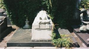 Cimitero Maggiore - Riparto X, n. 15-15 A - Sepoltura Wanda Mantovani - Monumento sepolcrale - Sarcofago in marmo con rappresentata la figura del defunto sul letto di morte, ai piedi un cane