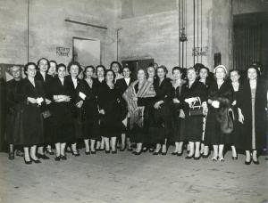 Teatro Lirico - Interno - Dietro le quinte - Ritratto di gruppo - Donne del coro (?) - A sinistra, la terza, Cornelia Panzeri