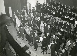Teatro Lirico - Interno - Concerto - Risurrezione di Lazzaro di Perosi - Palco - Musicisti e coro - Tra le donne del coro la quarta a sinistra è Cornelia Panzeri