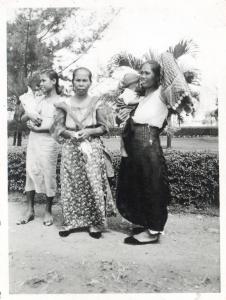 Manila - Via San Paolo - Foto di gruppo in esterno - Tre donne filippine con bambino