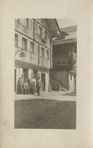 Ritratto di gruppo - Ragioniere Giovanni Franzosi con tre uomini e una donna davanti a una casa