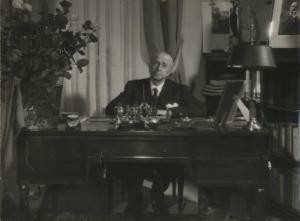Ufficio - Interno - Ritratto maschile a mezzo busto - Benefattore dell'Istituto dei Ciechi di Milano - Senatore Mario Crespi dietro a una scrivania