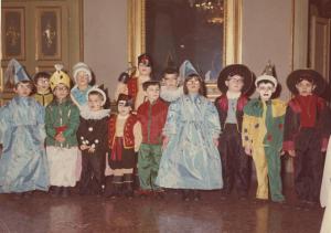 Circolo della Stampa - Interno - Carnevale - Foto di gruppo - Allievi della scuola materna dell'Istituto dei Ciechi di Milano in maschera
