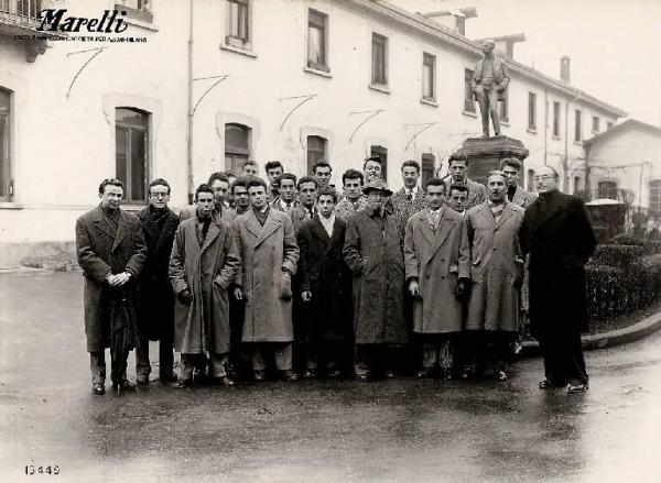 Ercole Marelli (Società) - Visita di studenti diplomati dell'Istituto industriale P. Paleocapa di Bergamo - Ritratto di gruppo