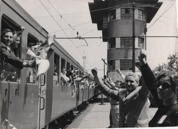 Roma - Stazione Ostiense - Emigranti tornano per votare - Treno in arrivo - Banchina - Comitato di accoglienza saluta a pugno chiuso
