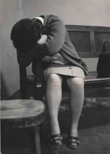Interno - Ritratto femminile - Donna - Maria Genovese accasciata su una panchina