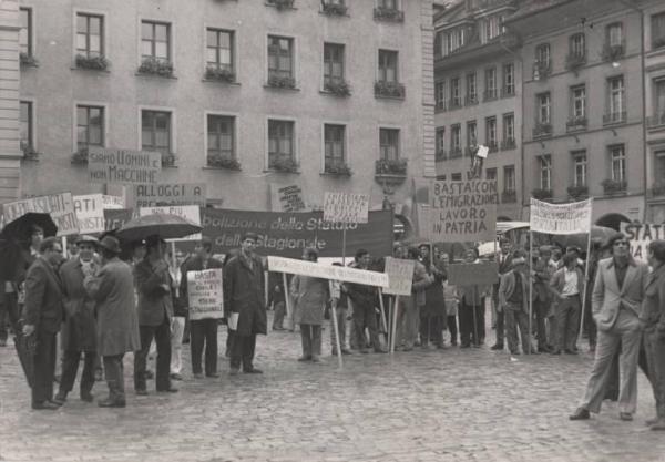 Berna - Piazza Federale - Manifestazione di emigrati italiani - Cartelli di protesta