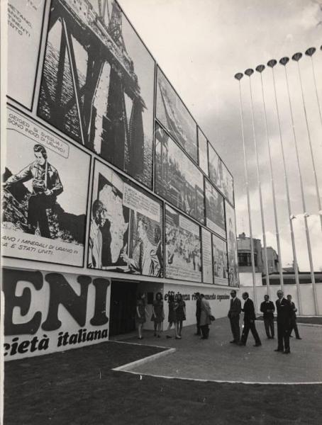 Milano - 47 Fiera Campionaria 1969 - Padiglione Eni - Facciata con fumetti - Hostess
