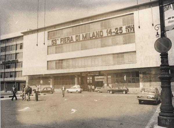 Milano - 53 Fiera Campionaria 1975 - Facciata laterale con insegna "53a Fiera di Milano 14-25 aprile 1975" - Ingresso