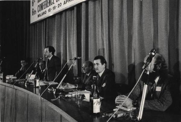 Milano - 55 Fiera Campionaria 1977 - Interno - Sesta Conferenza dei sindaci delle grandi città del mondo - Tavolo della presidenza con al microfono il Sindaco di Milano Carlo Tognoli, Aldo Aniasi