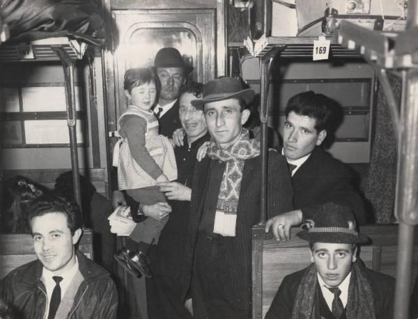 Treno - Scompartimento - Interno - Foto di gruppo - Emigranti tornano per Natale