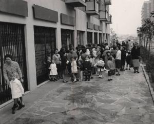 Milano - Quartiere Gratosoglio - Scuola elementare in un negozio - Primo giorno di scuola - Bambini e genitori davanti all'ingresso della scuola